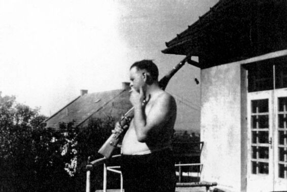 Amon Göth auf dem Balkon seiner Villa; Quelle: Yad Vashem AS 5677/8