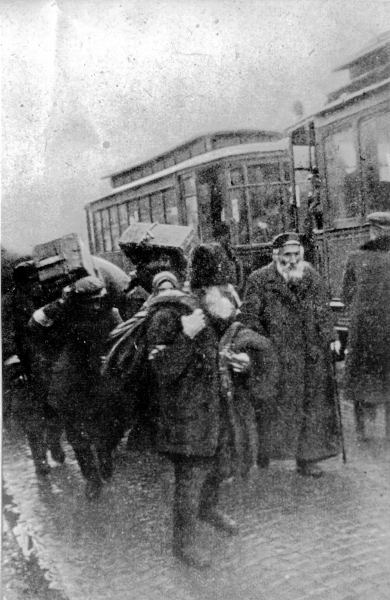 Radom, Poland, Jews carrying bundles in the ghetto; Quelle YV AS 1507/270 bild