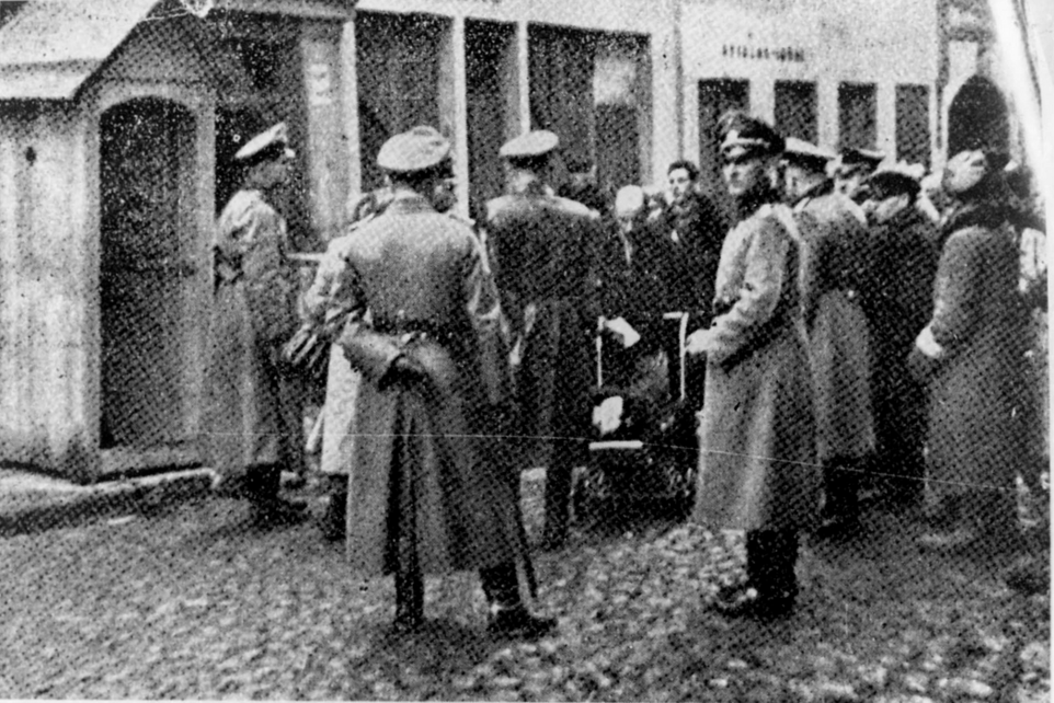 Ghetto Vilna: Kontrolle durch Gestapo am Ghetto Eingang; Quelle: YV AS 1044/148