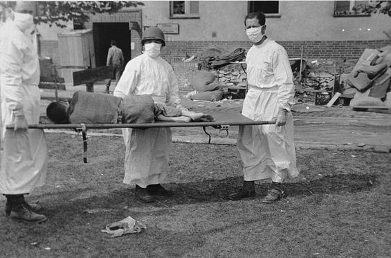 Zwieberge: Überlebender wird in ein Hospital gebracht; Quelle: Ushmm Photograph Number: 10099